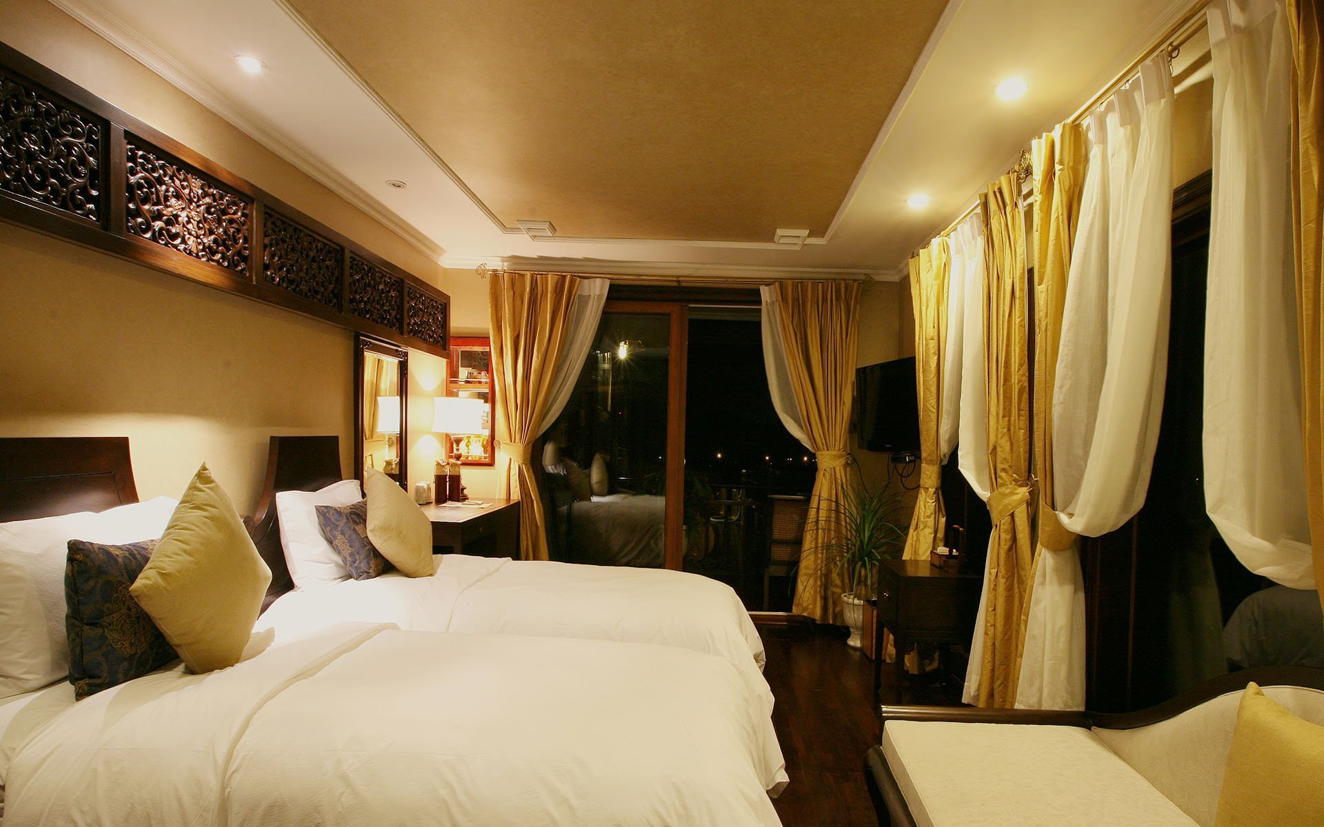 Heritage Line Violet Cruise Room
