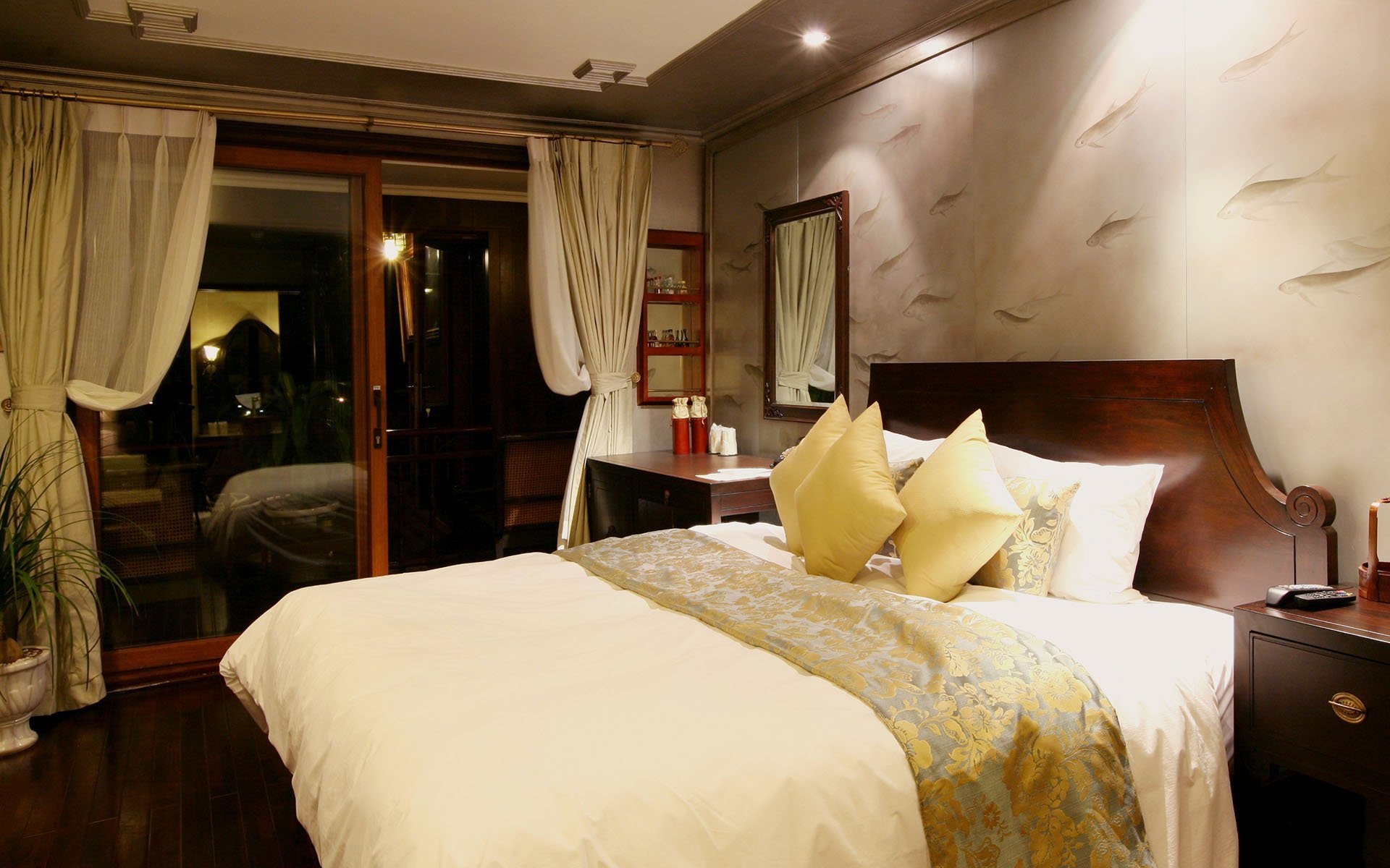 Heritage Line Violet Cruise Room