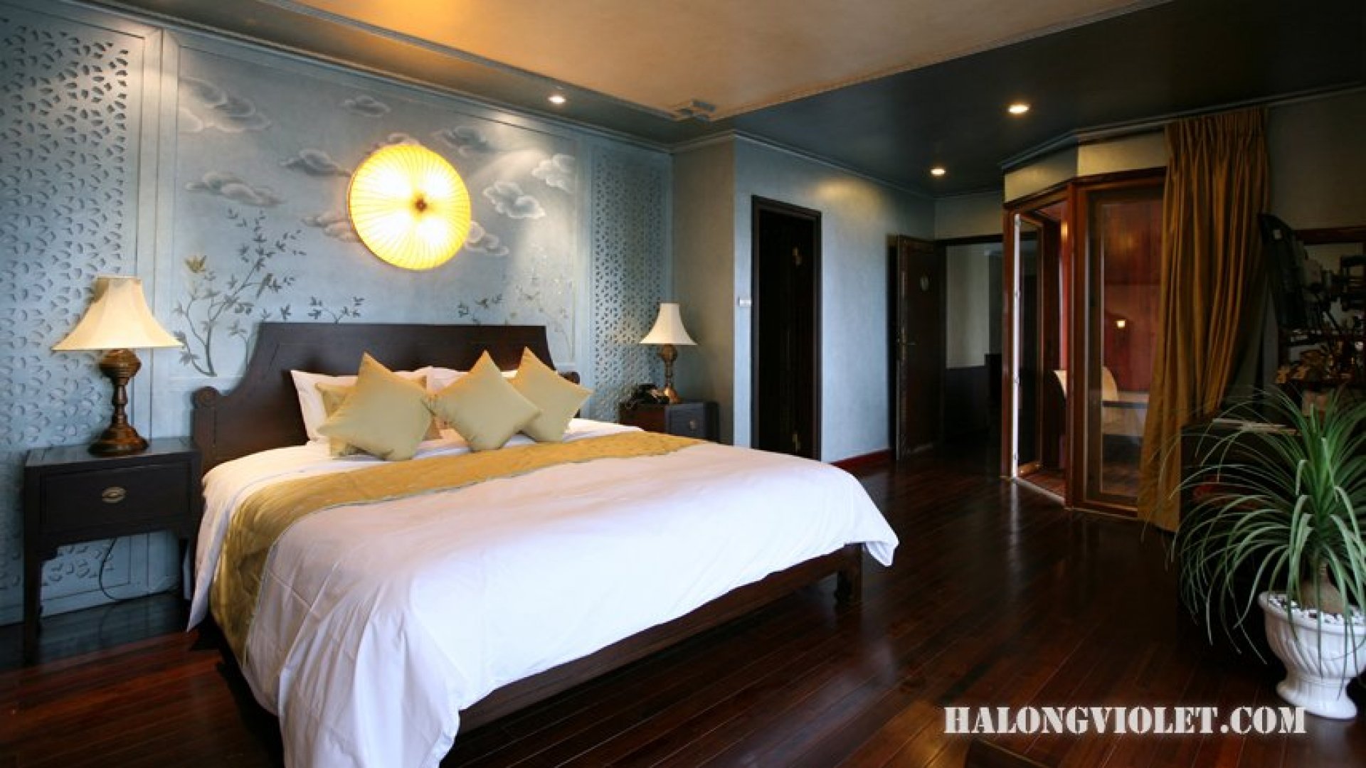 Heritage Line Violet Cruise Room