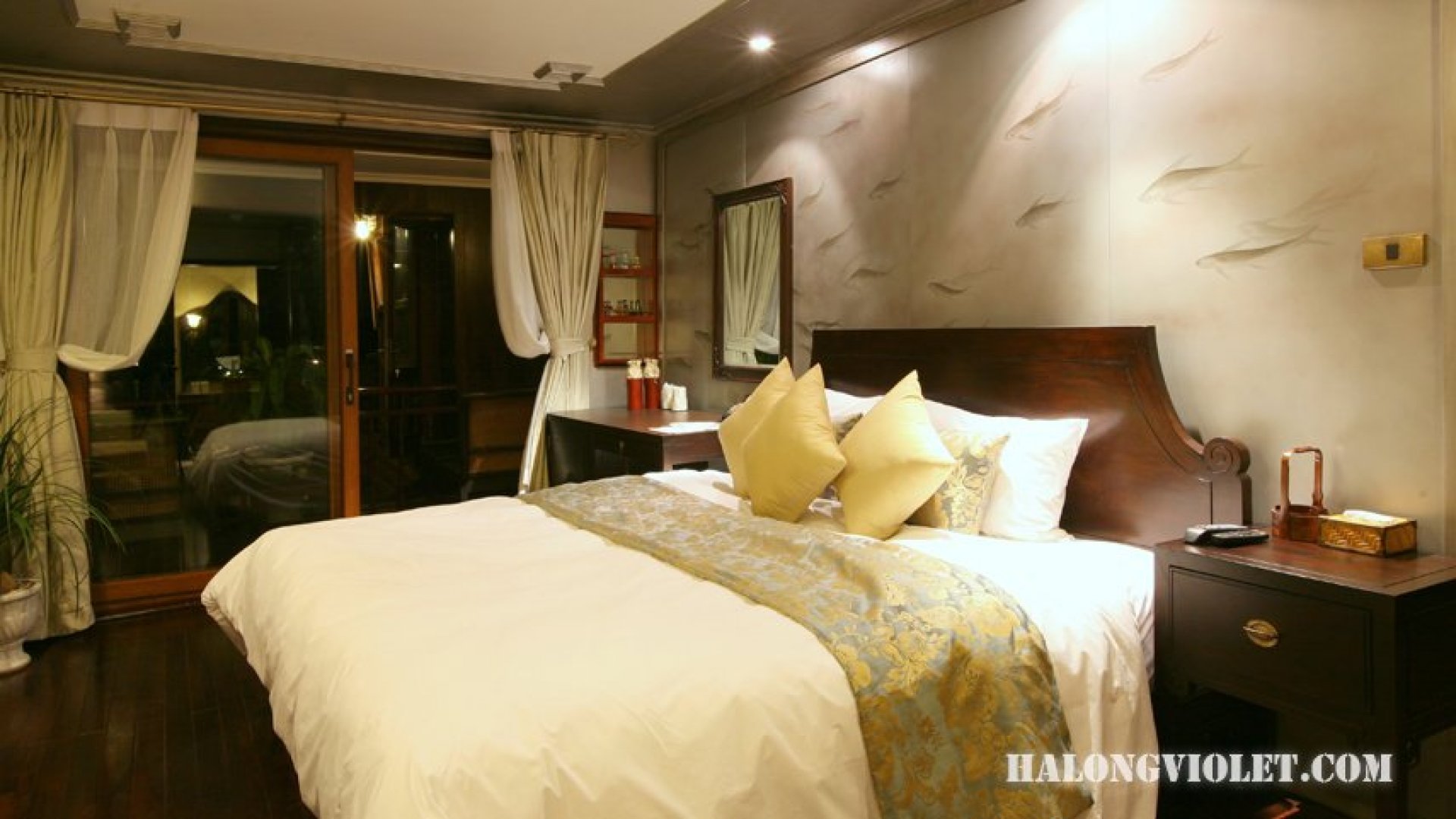 Heritage Line Violet Cruise Room