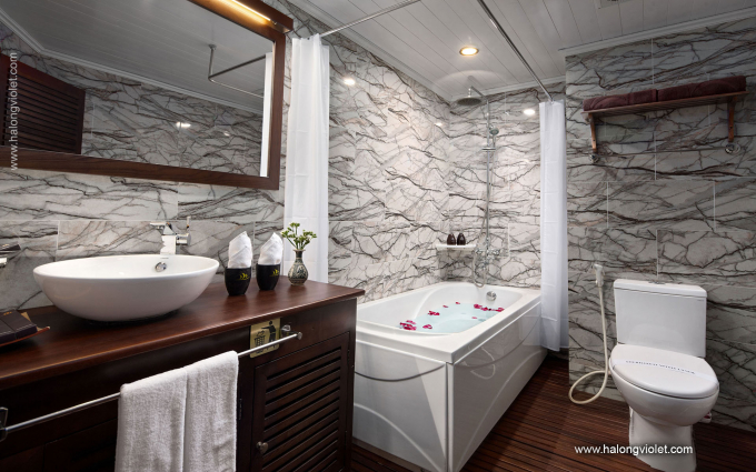 Pelican Cruise Bathroom