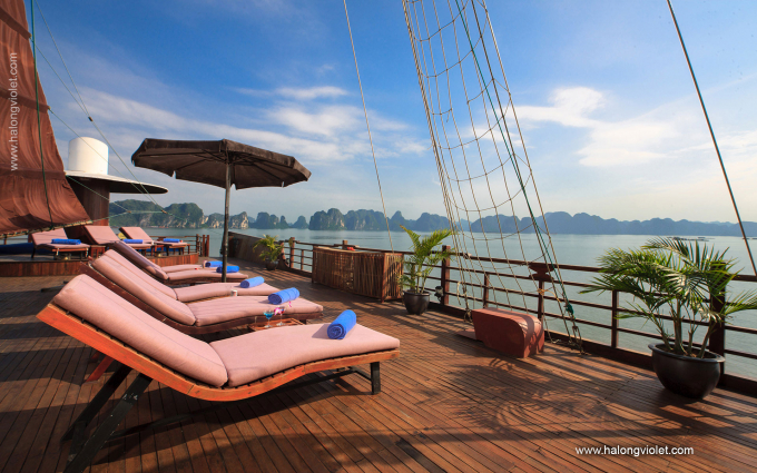 Pelican Cruise Sundeck