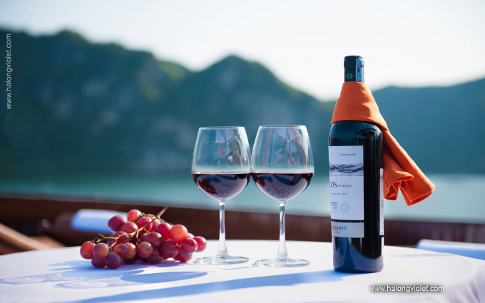 Grayline Cruise - Wine Serving on the Sundeck